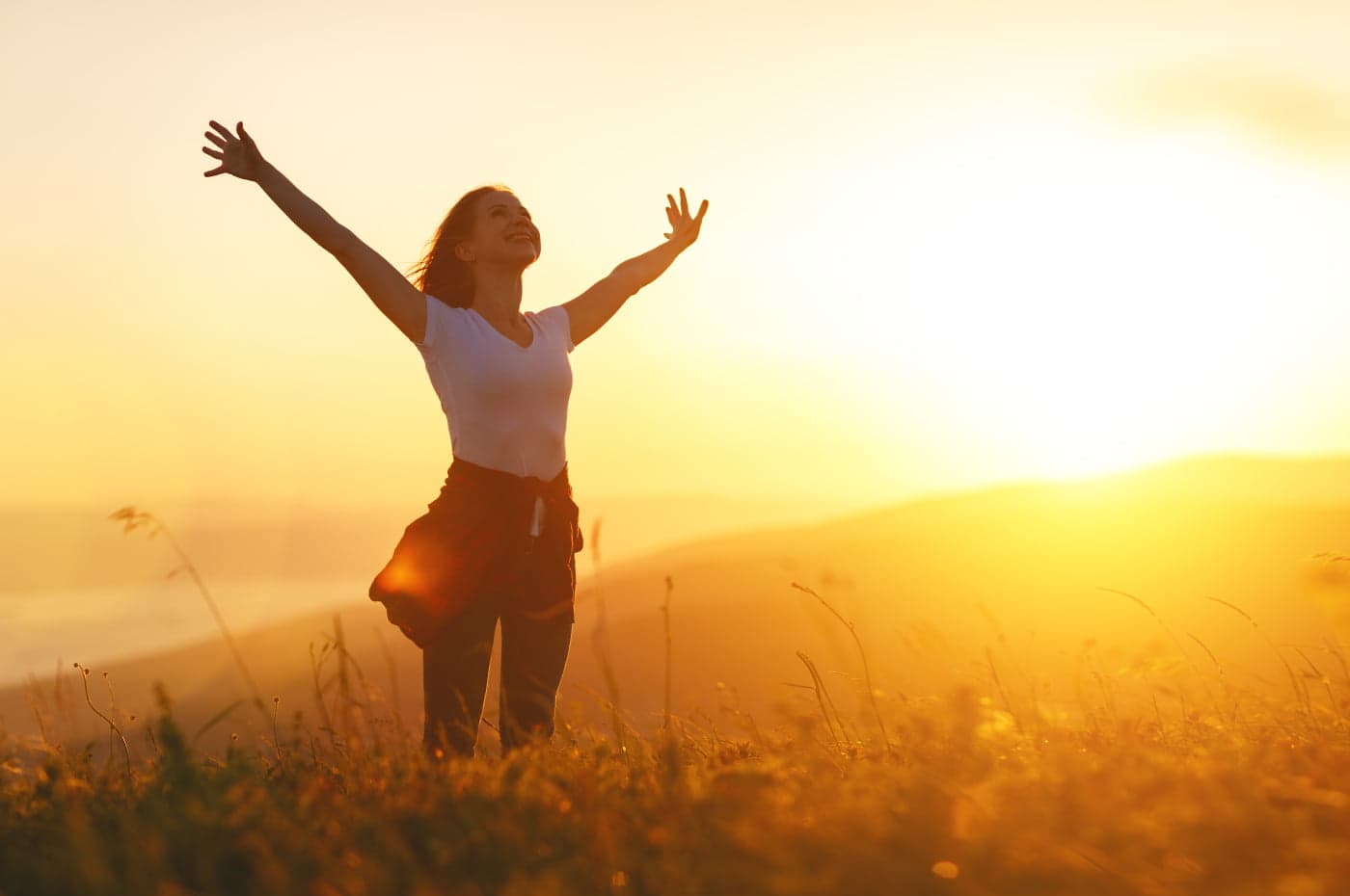 girl-looking-at-the-sunrise