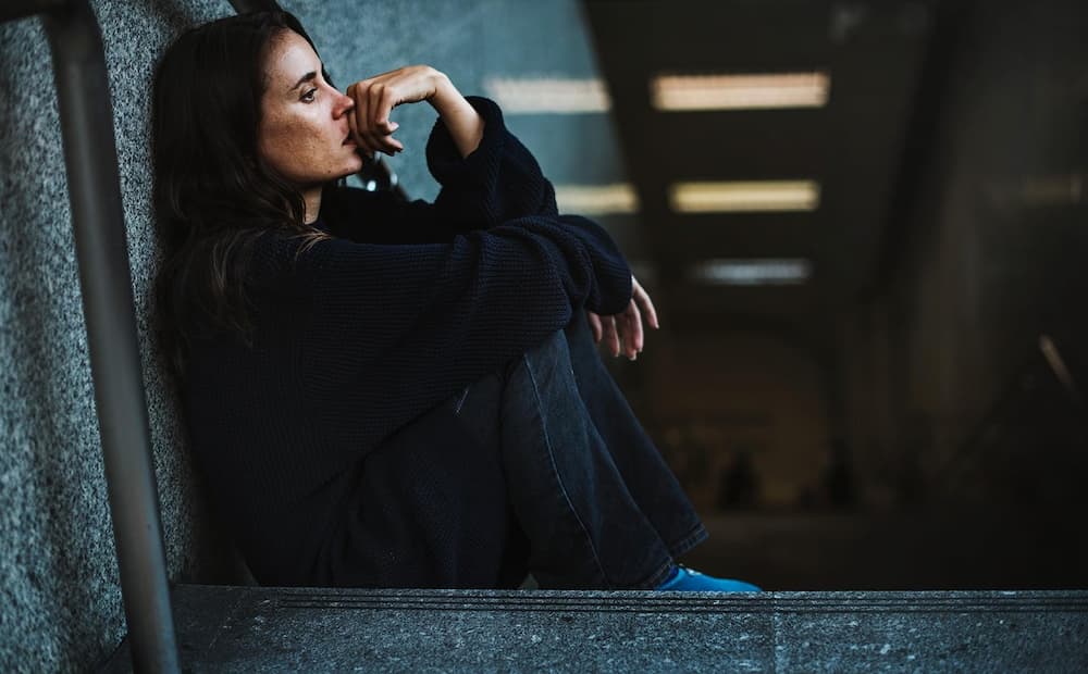 woman-sitting-look-worried-on-the-stairway